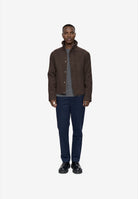 TRENTON Blouson court en lainage 50 % laine, col montant — Minimum — Turkish Coffee — porté | Appart 17 Bruxelles