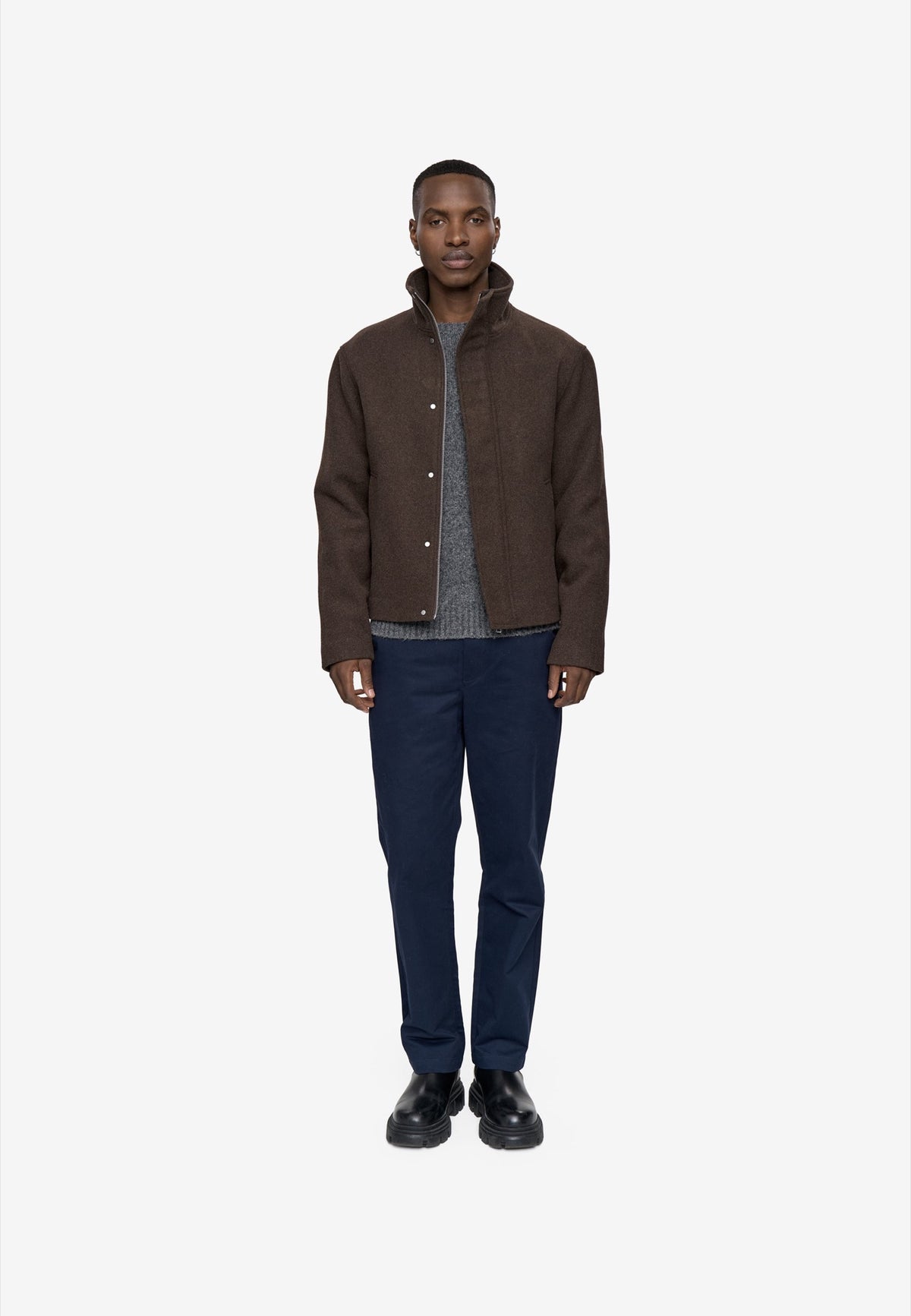 TRENTON Blouson court en lainage 50 % laine, col montant — Minimum — Turkish Coffee — porté | Appart 17 Bruxelles