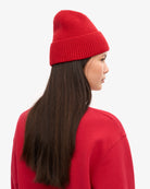 Colorful Standard Merino Wool Beanie Bonnet laine mérinos recyclée — Colorful Standard — Scarlet Red — porté, vue de dos 4 | Appart 17 Bruxelles