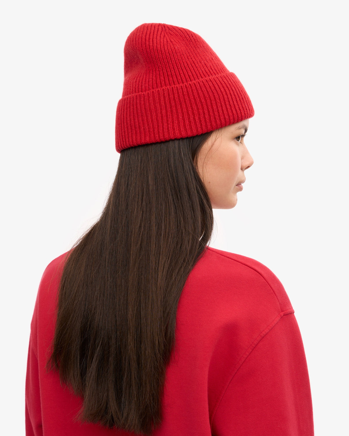 Colorful Standard Merino Wool Beanie Bonnet laine mérinos recyclée — Colorful Standard — Scarlet Red — porté, vue de dos 4 | Appart 17 Bruxelles