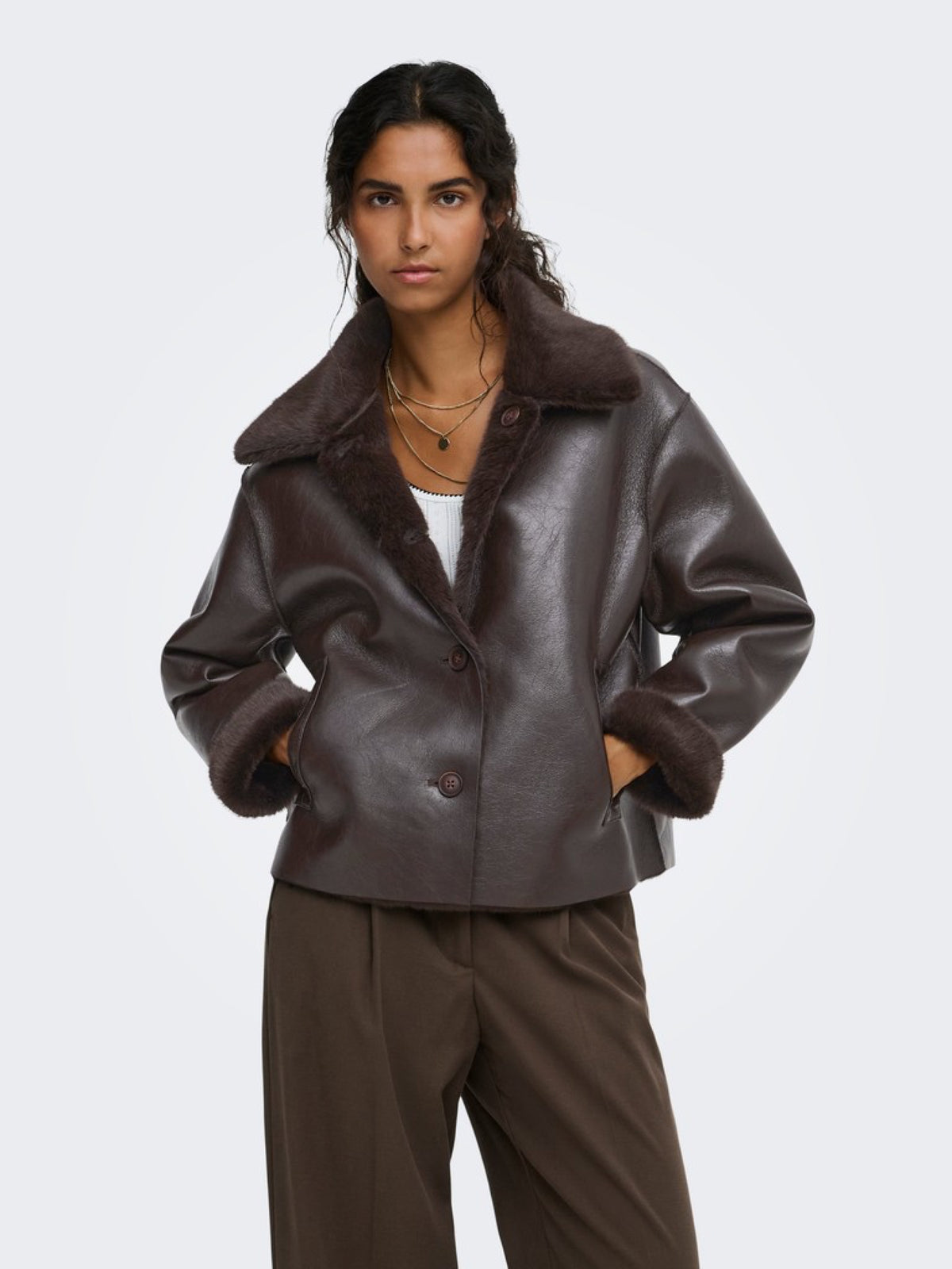 JDYCOCO Veste réversible aviateur simili cuir et sherpa — JDY — Coffee Bean — porté | Appart 17 Bruxelles