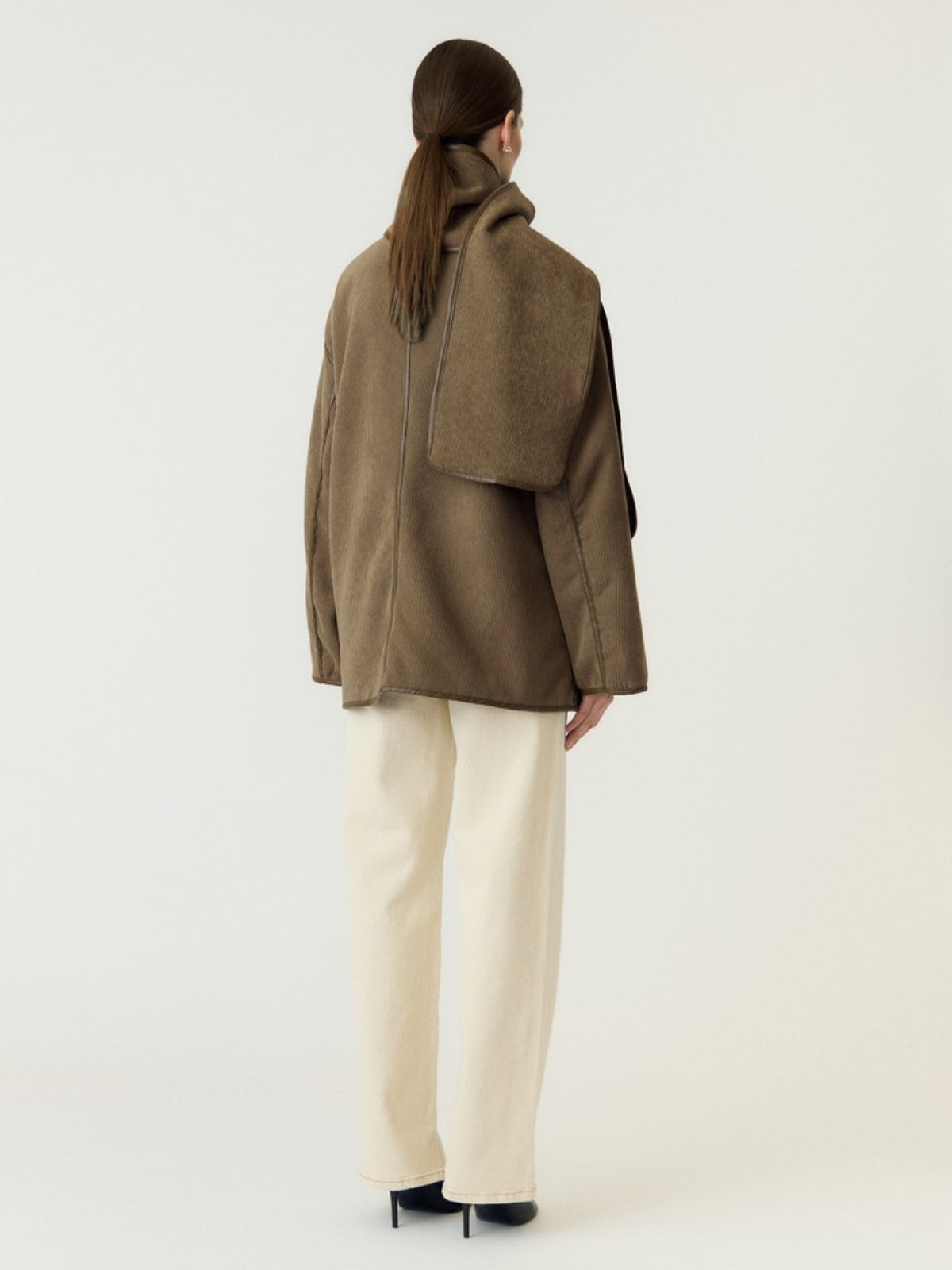 YASOSANA Veste réversible teddy à écharpe intégrée — YAS — Otter — porté, vue de dos 5 | Appart 17 Bruxelles