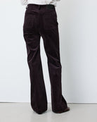 Alban Pantalon droit en velours côtelé — Grace & Mila — Aubergine — porté, détail du dos 5 | Appart 17 Bruxelles