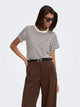 JDYPISA T-shirt col rond en coton bio à imprimé — JDY — Cloud Dancer / New Stripe Chocolate Torte — porté, vue de face | Appart 17 Bruxelles