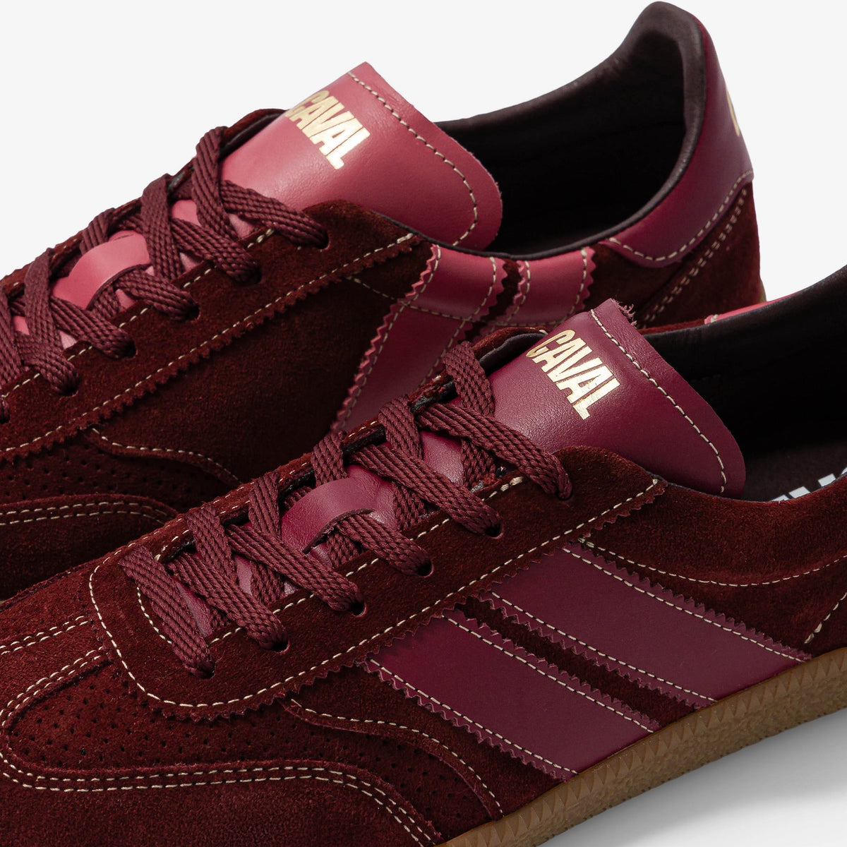 CAVAL Pulse Burgundy Crush Baskets asymétriques en cuir velours bordeaux — CAVAL — Burgundy Crush — détail 6 | Appart 17 Bruxelles