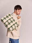 Hindbag Oscar Sac cabas zippé en tartan effet laine — Hindbag — Tartan vert — porté 2 | Appart 17 Bruxelles