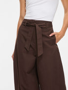VIJEMMA Pantalon barrel taille haute en coton — VILA — Coffee Bean — porté 4 | Appart 17 Bruxelles