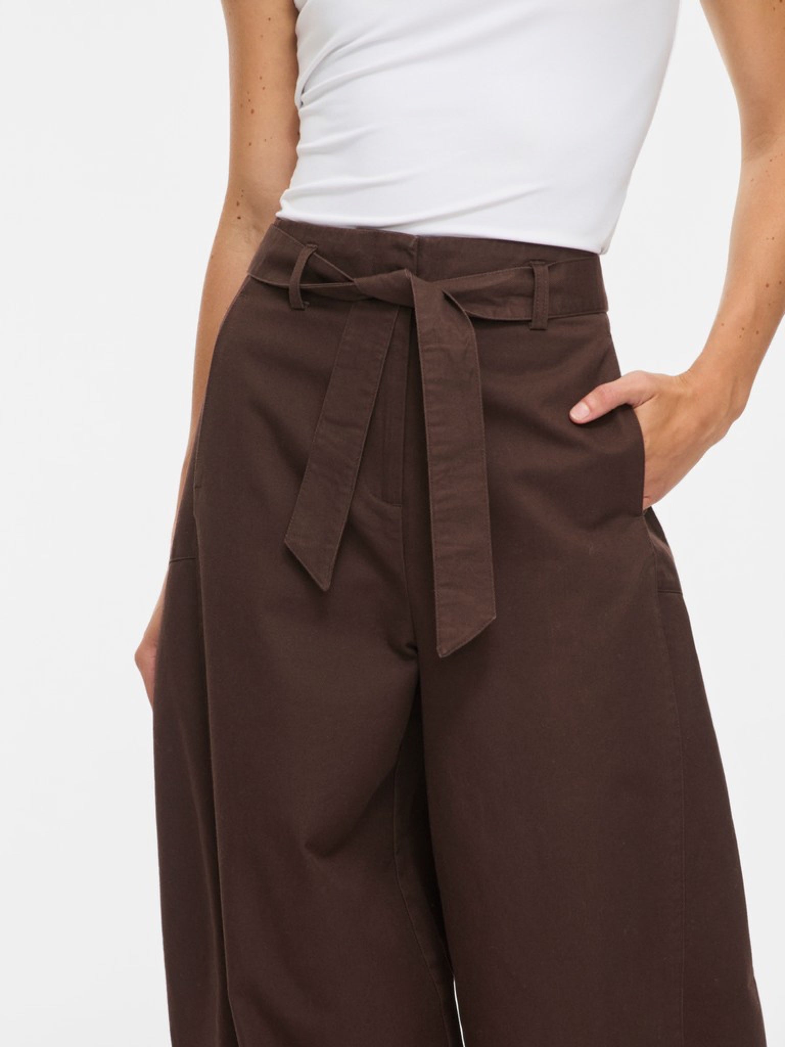 VIJEMMA Pantalon barrel taille haute en coton — VILA — Coffee Bean — porté 4 | Appart 17 Bruxelles