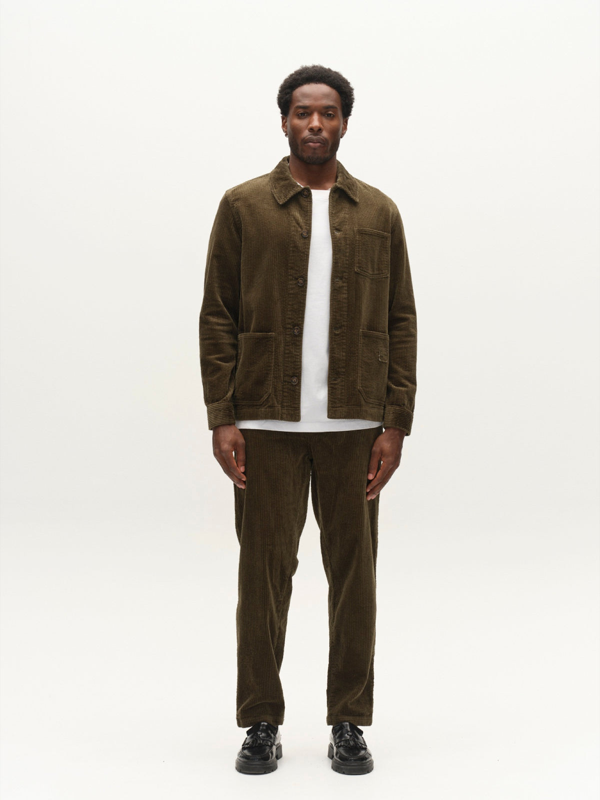 GABjoe Pantalon chino en velours côtelé stretch, coupe tapered — Gabba — Forest Night — porté | Appart 17 Bruxelles