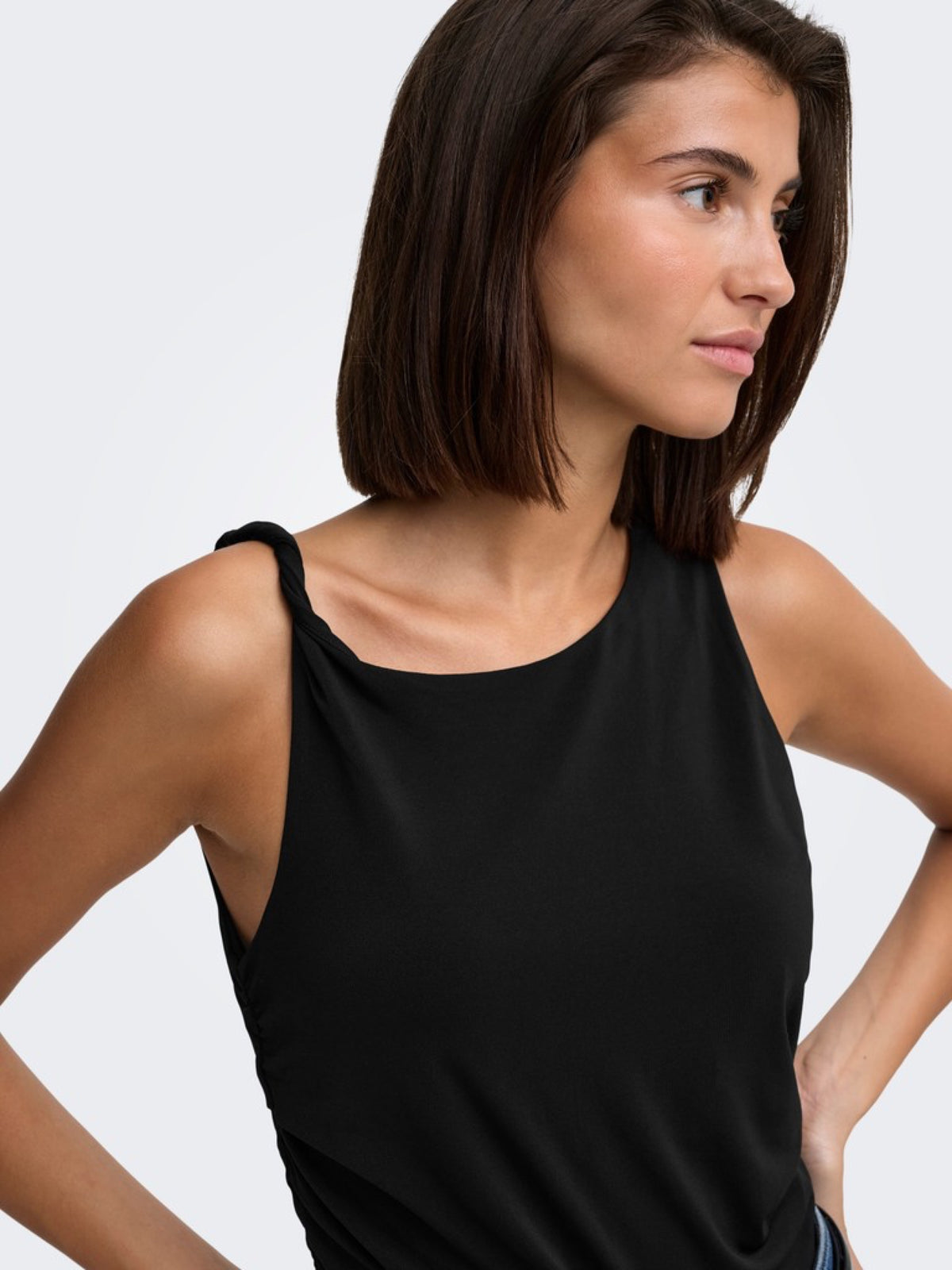 JDYMISTY Top sans manches drapé à encolure asymétrique — JDY — Black — détail de la torsade 5 | Appart 17 Bruxelles