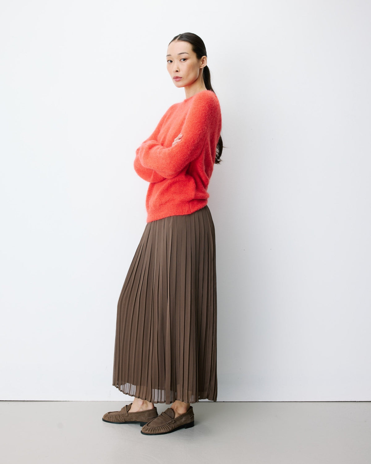 Anthemis Pull ample dos nu croisé en mohair — Grace & Mila — Sanguine — porté, de profil 4 | Appart 17 Bruxelles