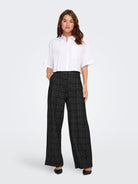 JDYDORIT Pantalon large à carreaux en maille bouclée — JDY — Black Checks — porté, tenue complète 2 | Appart 17 Bruxelles