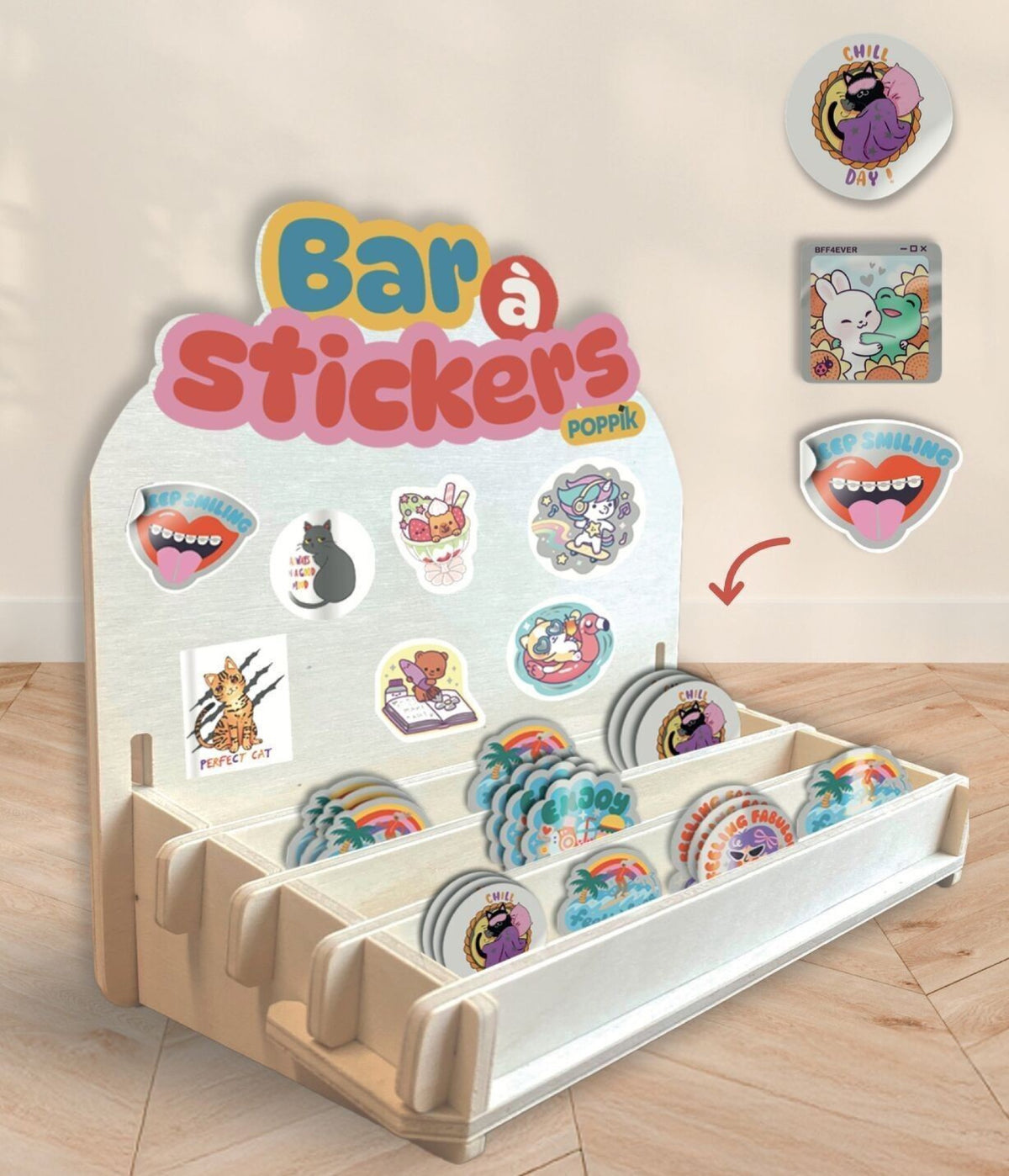 Le bar à stickers Poppik, présentoir en bois de la boutique | Appart 17 Bruxelles