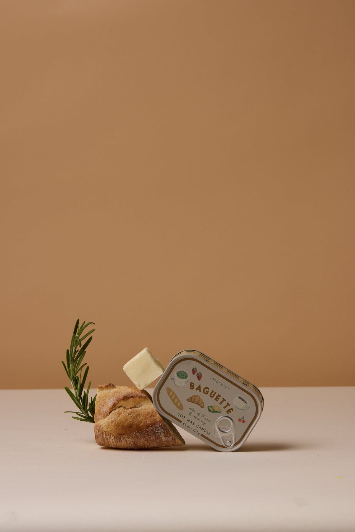 Paddywax Bistro Baguette Bougie parfumée boîte métal 127 g, 2 mèches — Paddywax — Rosemary & Thyme — en situation 5 | Appart 17 Bruxelles
