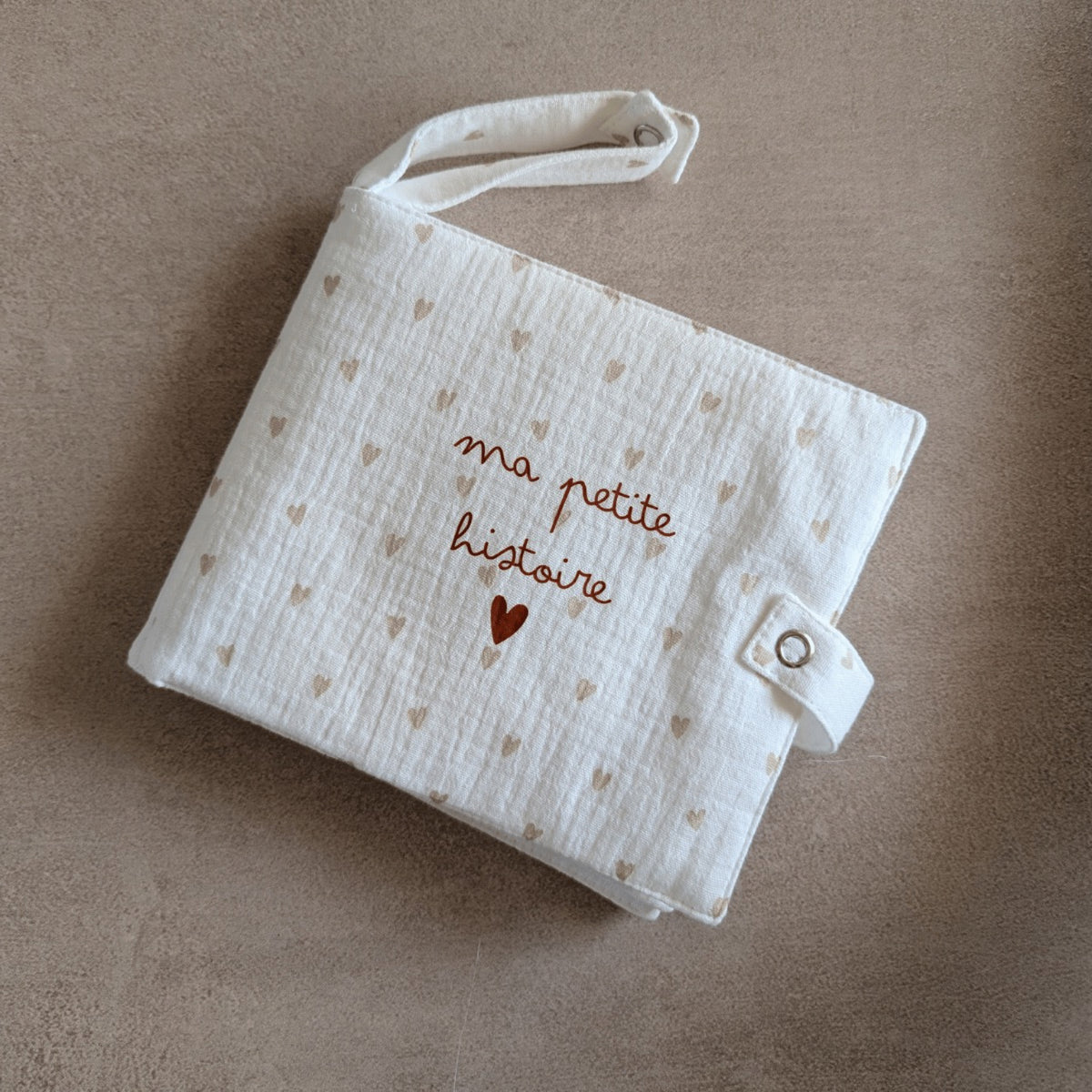 Mini album photo en gaze de coton brodé — Atelier Wagram — Cœurs « Mes premiers souvenirs » — packshot | Appart 17 Bruxelles
