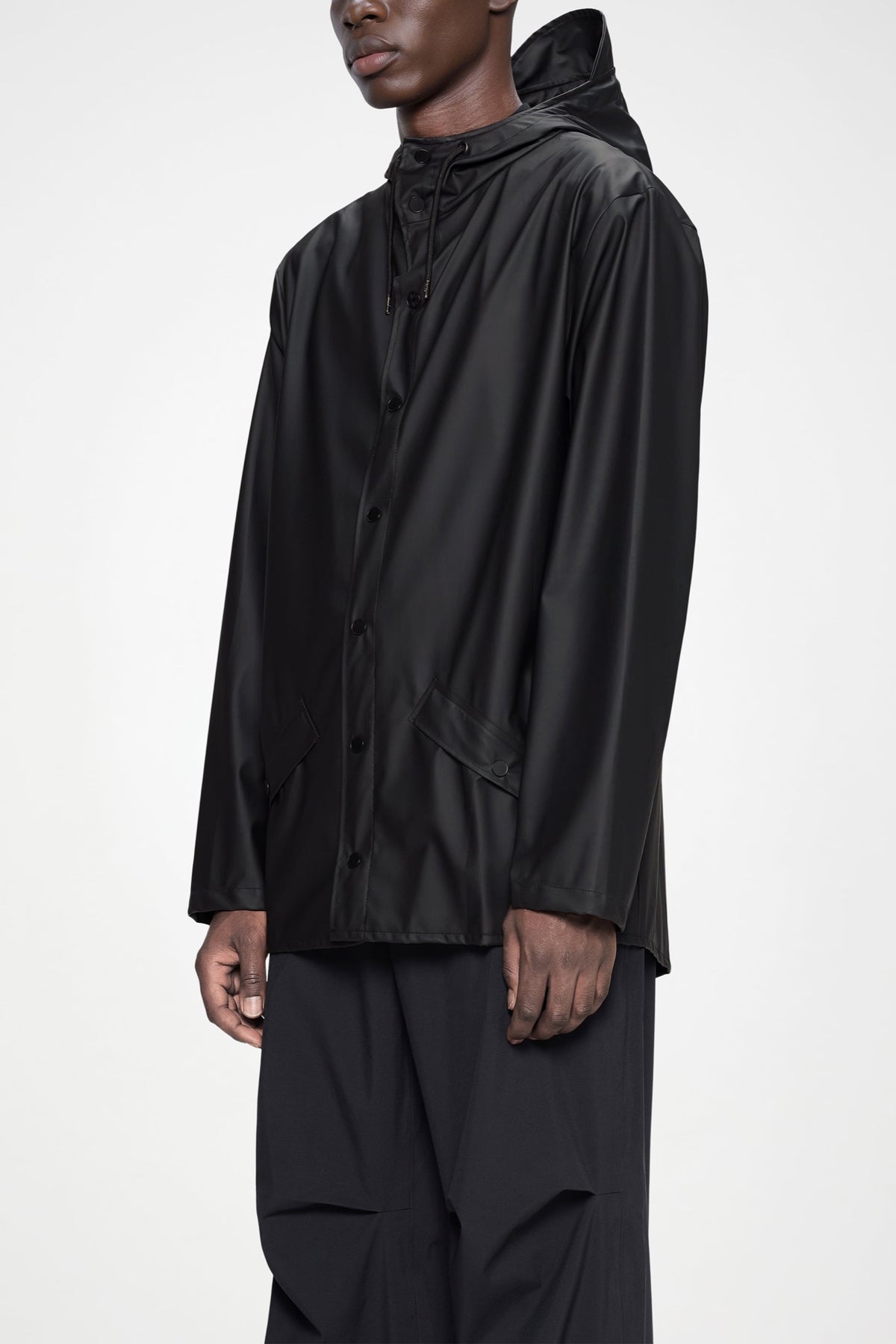 Jacket W3 Imperméable unisex — Rains — Black — porté, détail | Appart 17 Bruxelles