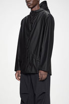 Jacket W3 Imperméable unisex — Rains — Black — porté, détail | Appart 17 Bruxelles