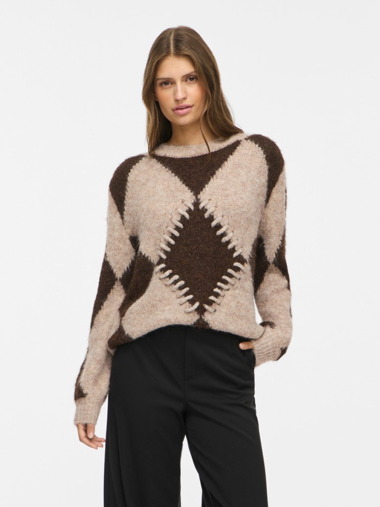 VITORA Pull en jacquard à losanges et point de feston — VILA — Natural Melange / Coffee Bean — porté, de face | Appart 17 Bruxelles