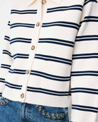 Ardenis Cardigan rayé col chemise en maille Milano — Grace & Mila — Écru — détail des boutons 3 | Appart 17 Bruxelles