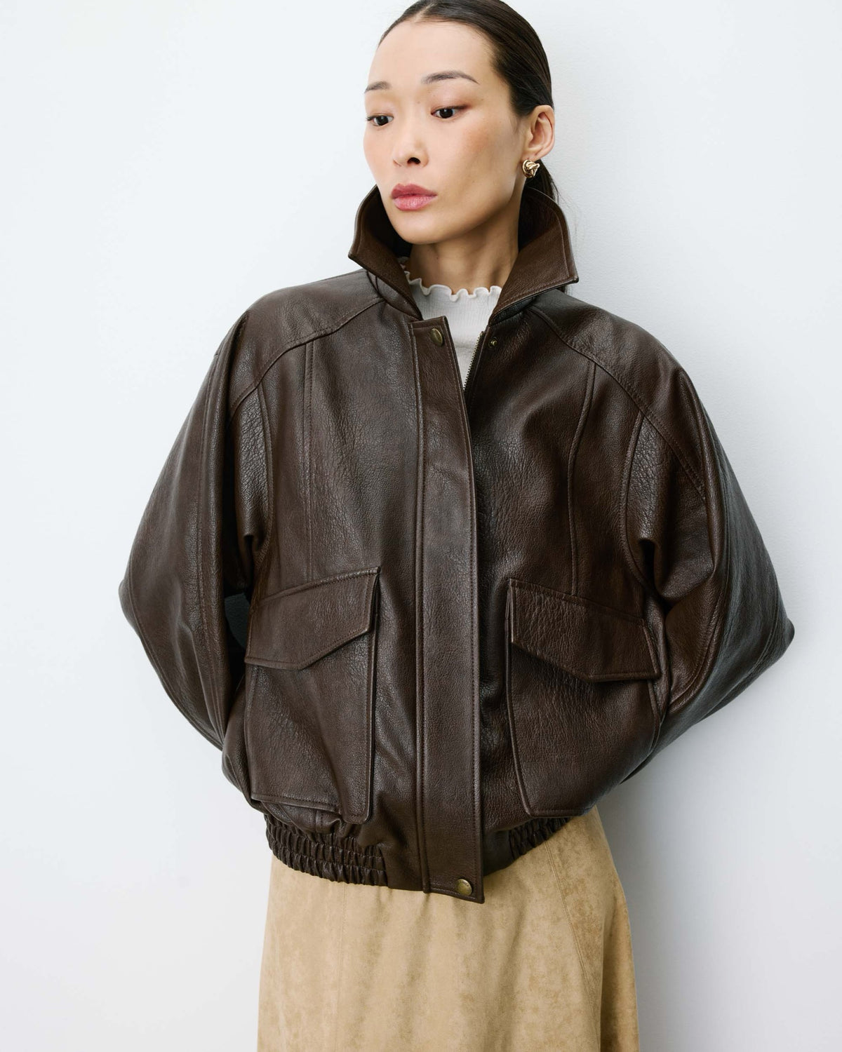 Axel Blouson oversize en simili-cuir — Grace & Mila — Chocolat — porté, de face 2 | Appart 17 Bruxelles