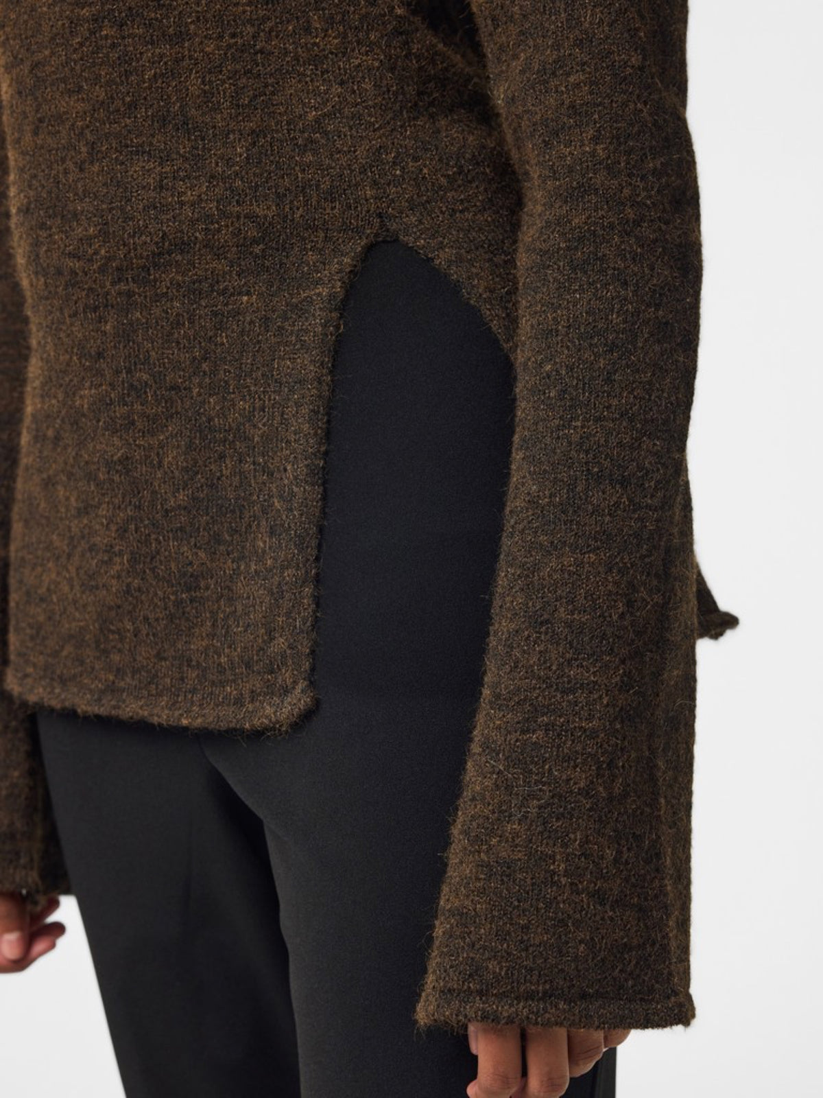 PCVALLIE Pull slim col rond à découpe et fente — Pieces — Hot Fudge — détail de la fente 6 | Appart 17 Bruxelles