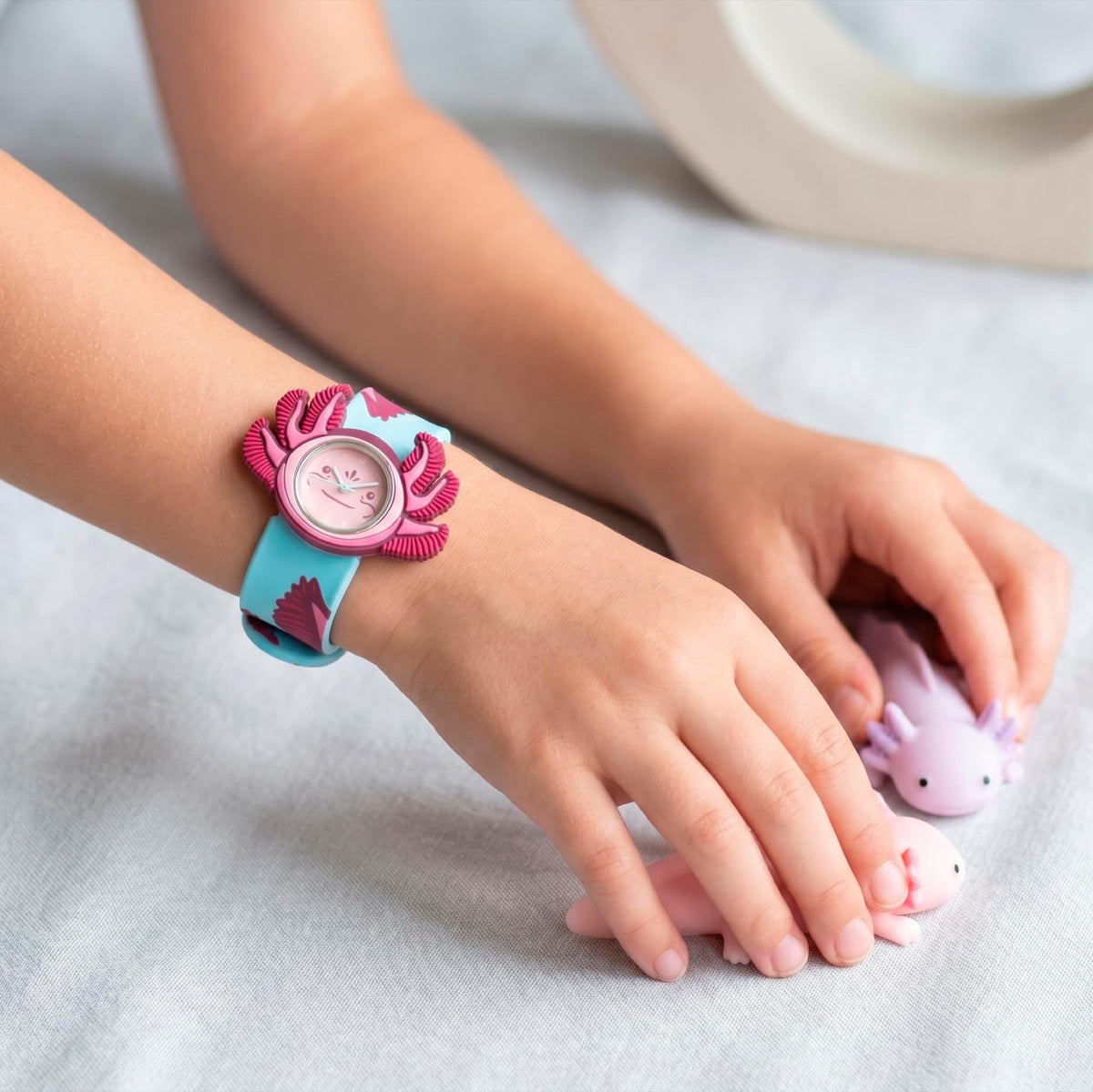 Montre slap enfant Time Pals — Mava Design — Axolotl — packshot | Appart 17 Bruxelles