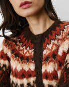 Alekio Cardigan jacquard nordique — Grace & Mila — Chocolat — détail du jacquard 4 | Appart 17 Bruxelles