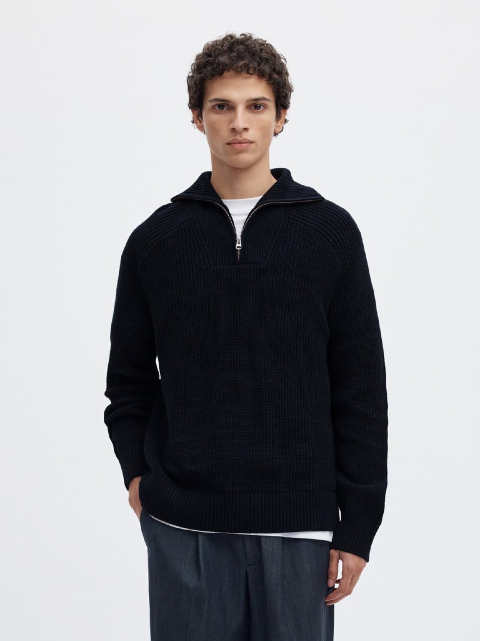 SLMPIM Pull demi-zip en coton bio, col montant — Selected Homme — Sky Captain — porté, de face | Appart 17 Bruxelles