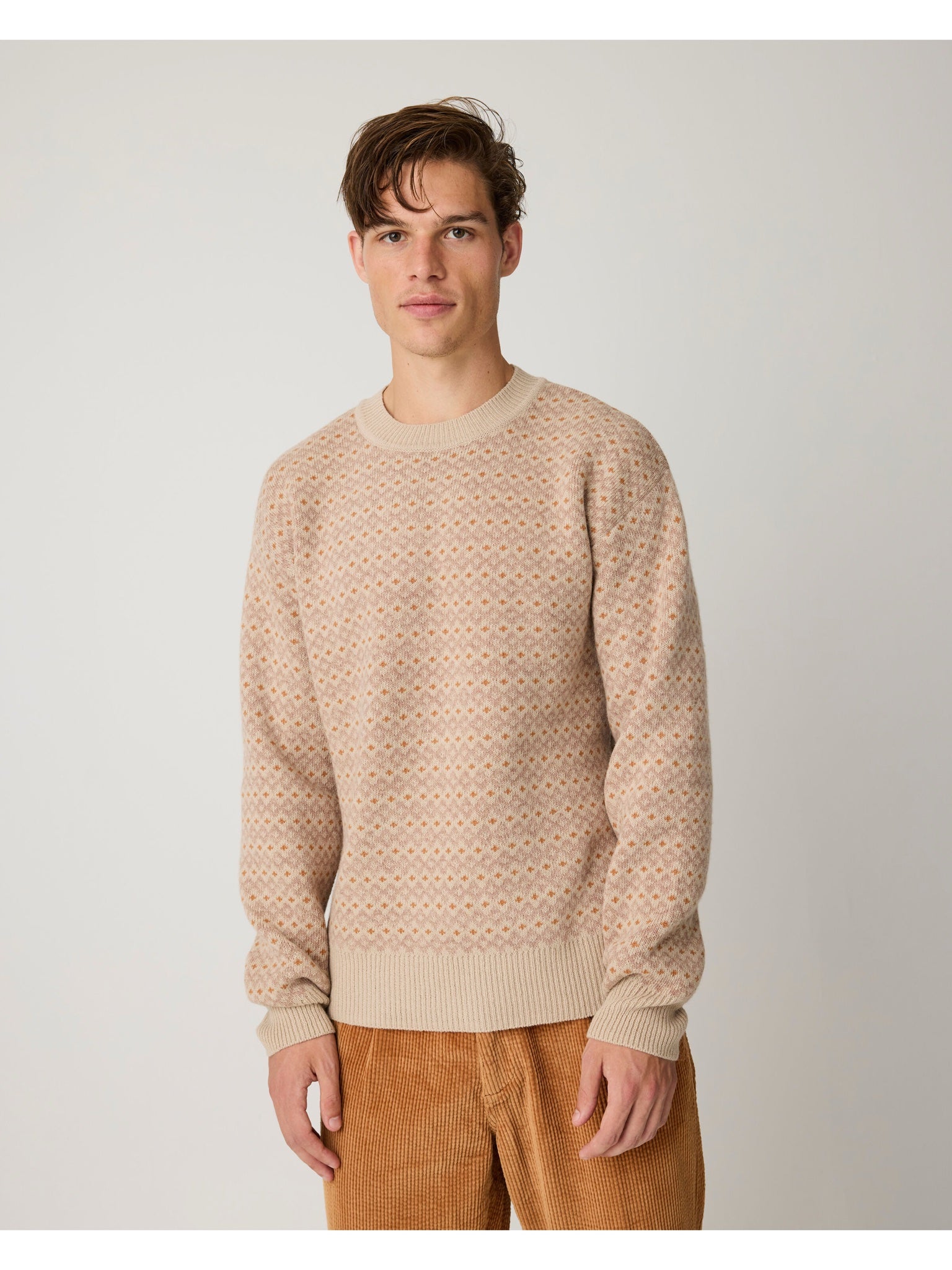 Pull jacquard col rond en pure laine d'agneau — KnowledgeCotton Apparel — Beige — porté | Appart 17 Bruxelles
