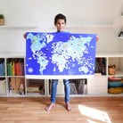 Poster Poppik Drapeaux du monde — enfant présentant le poster complété | Appart 17 Bruxelles