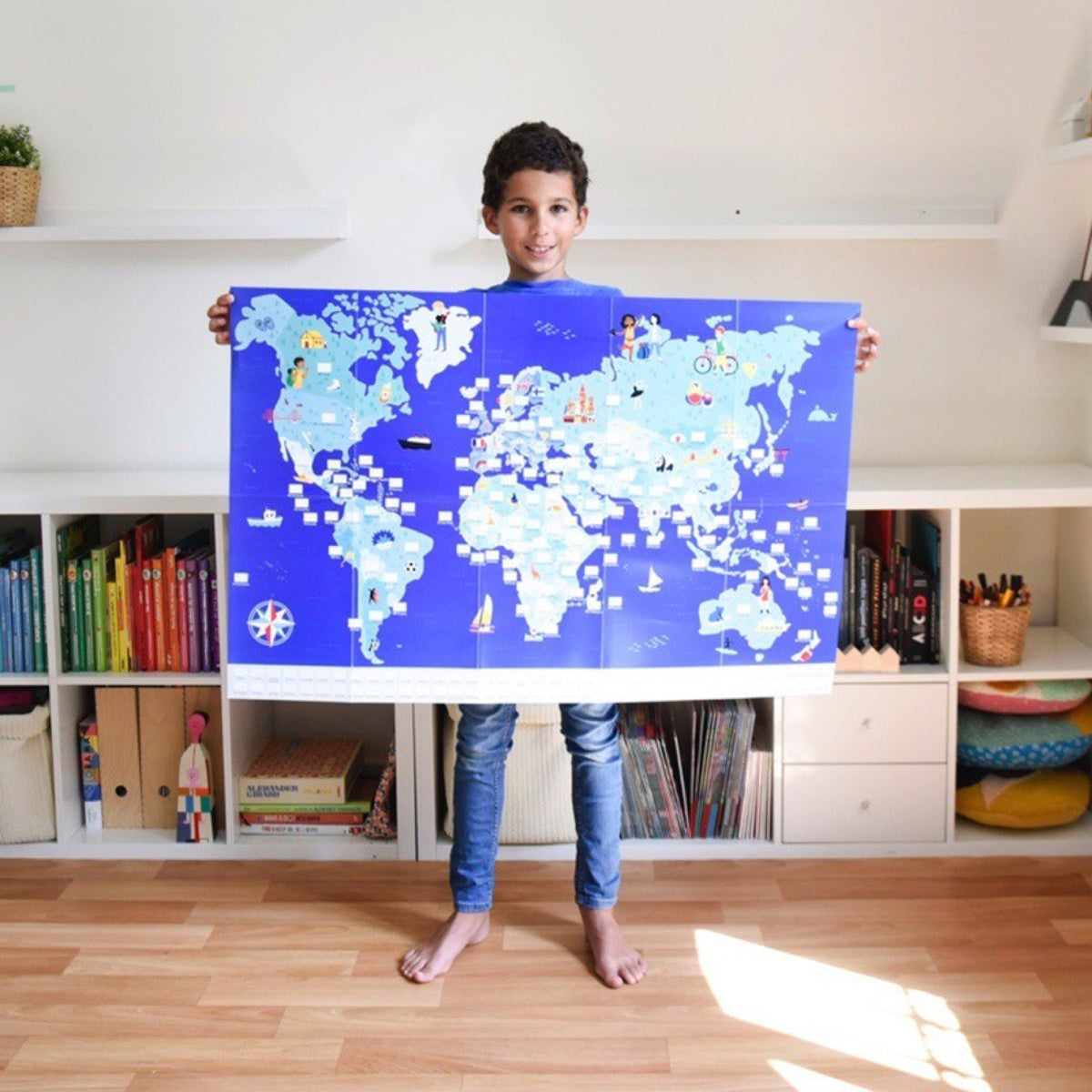 Poster Poppik Drapeaux du monde — enfant présentant le poster complété | Appart 17 Bruxelles