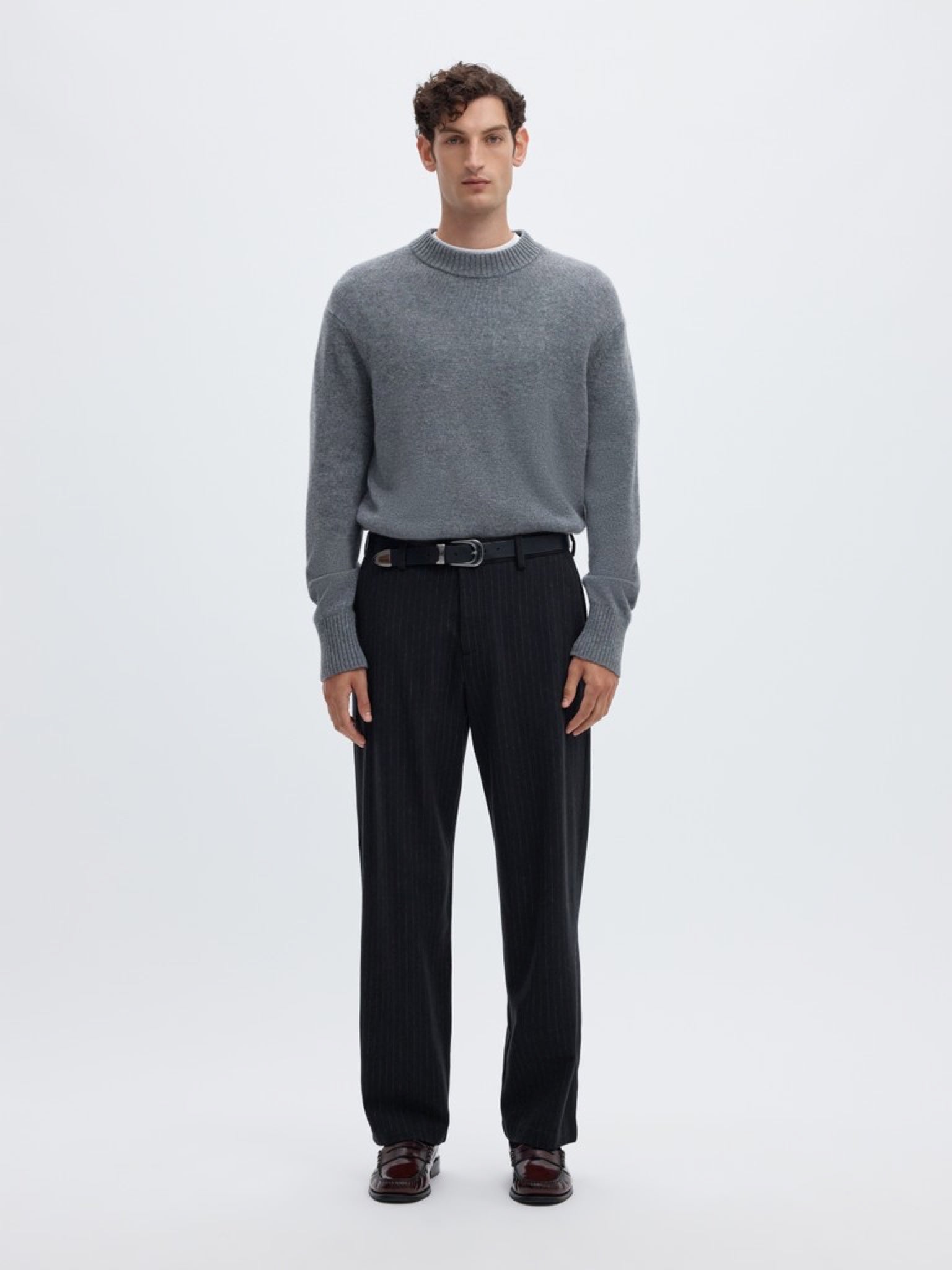 SLM220-LOOSE LUKE Pantalon loose en laine mélangée à rayures tennis — Selected Homme — Dark Navy Stripes — porté | Appart 17 Bruxelles