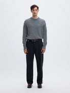 SLM220-LOOSE LUKE Pantalon loose en laine mélangée à rayures tennis — Selected Homme — Dark Navy Stripes — porté | Appart 17 Bruxelles