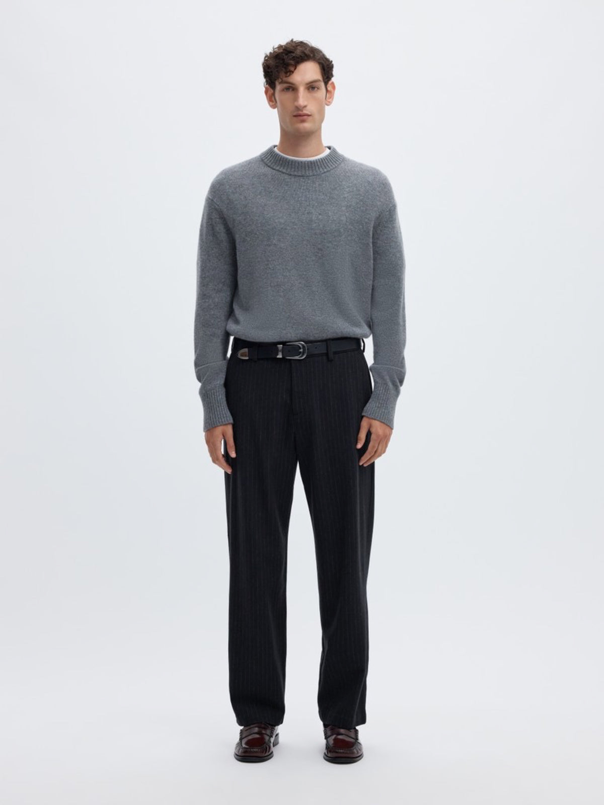 SLM220-LOOSE LUKE Pantalon loose en laine mélangée à rayures tennis — Selected Homme — Dark Navy Stripes — porté | Appart 17 Bruxelles