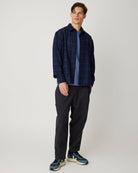 Chemise Dune en laine mérinos à carreaux, coupe regular — KnowledgeCotton Apparel — Navy — porté, tenue complète 2 | Appart 17 Bruxelles