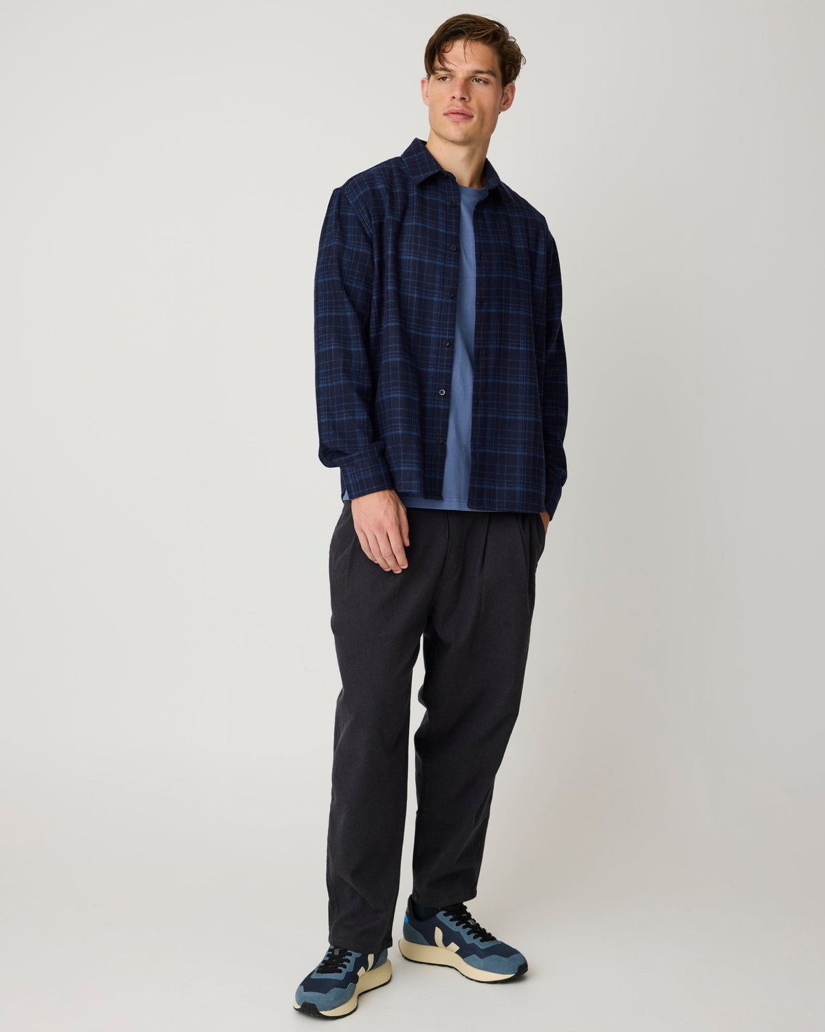Chemise Dune en laine mérinos à carreaux, coupe regular — KnowledgeCotton Apparel — Navy — porté, tenue complète 2 | Appart 17 Bruxelles