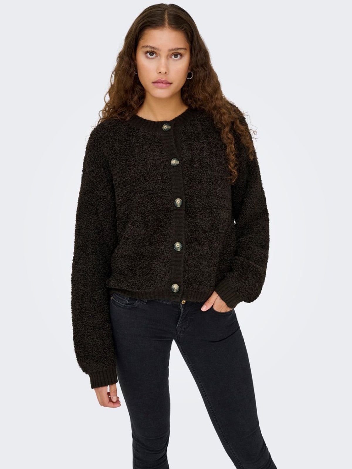 JDYEIRA Cardigan court en maille bouclette boutonné — JDY — Chocolate Torte — porté 3 | Appart 17 Bruxelles