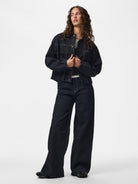 PCVALA Veste bomber en jean plissée à fines rayures — Pieces — Dark Blue Denim — porté, en pied 3 | Appart 17 Bruxelles