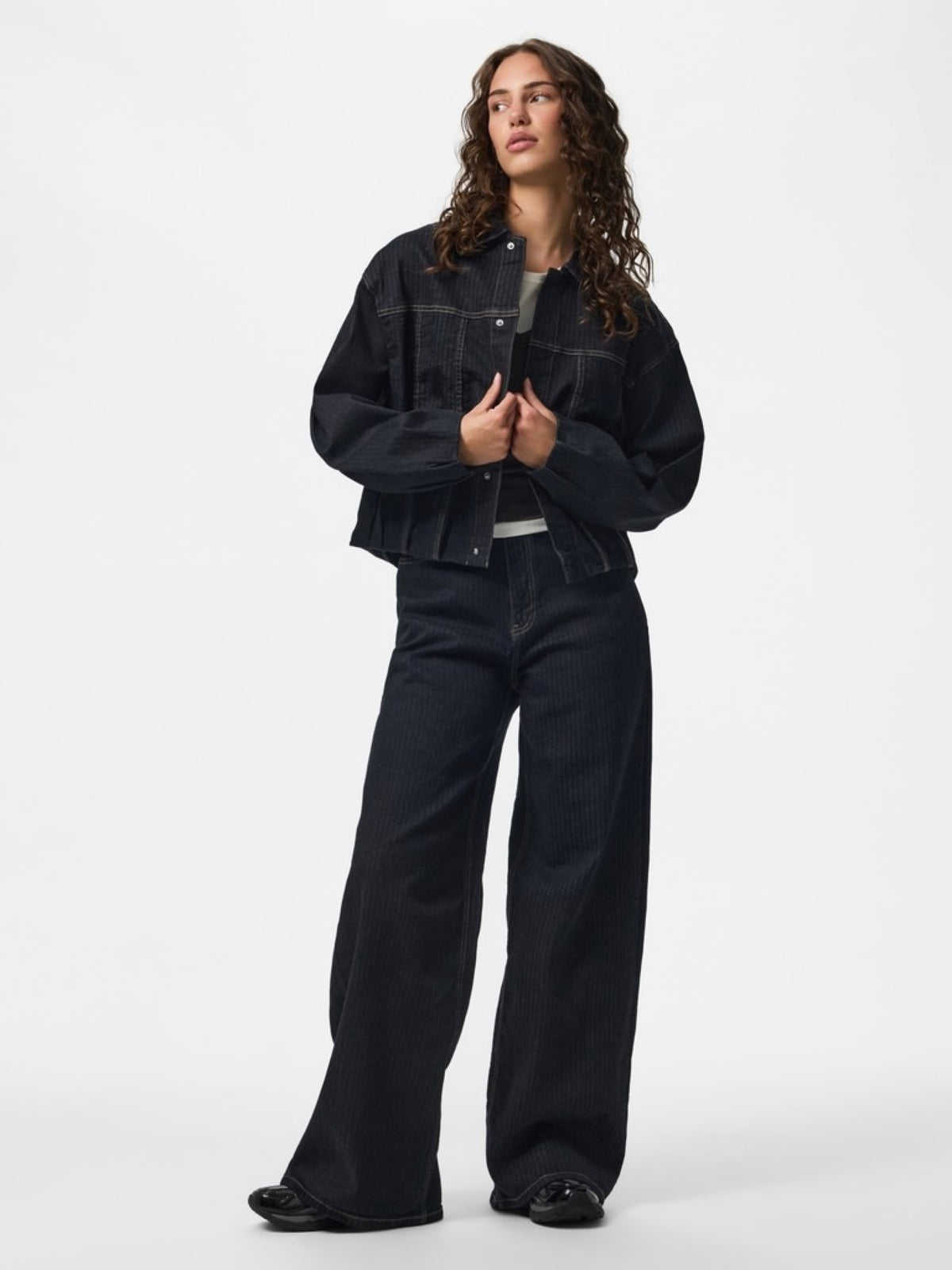 PCVALA Veste bomber en jean plissée à fines rayures — Pieces — Dark Blue Denim — porté, en pied 3 | Appart 17 Bruxelles