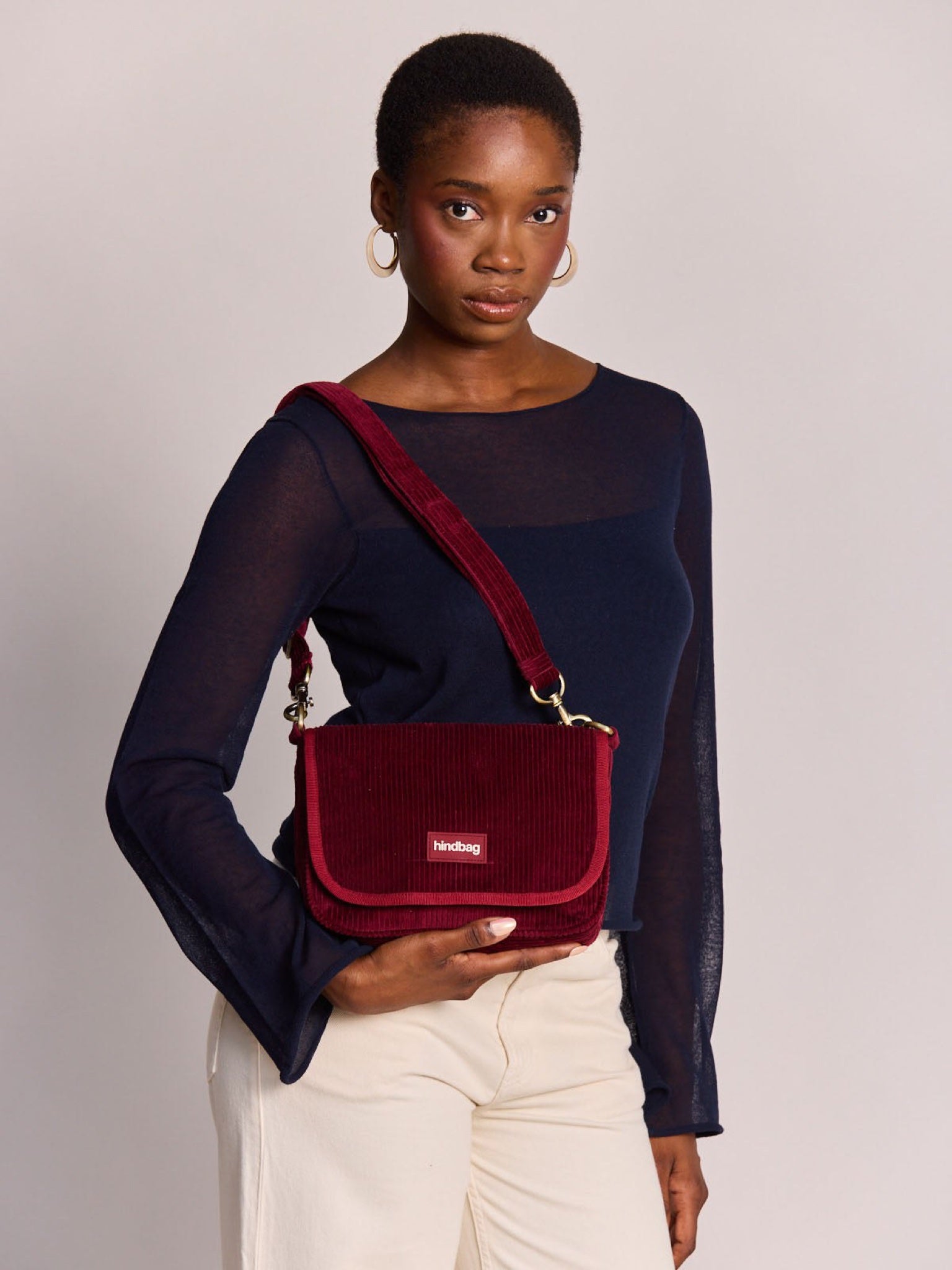 Hindbag Margault Sac bandoulière à rabat, velours ou tartan — Hindbag — Velours bordeaux — porté | Appart 17 Bruxelles