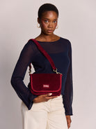 Hindbag Margault Sac bandoulière à rabat, velours ou tartan — Hindbag — Velours bordeaux — porté | Appart 17 Bruxelles
