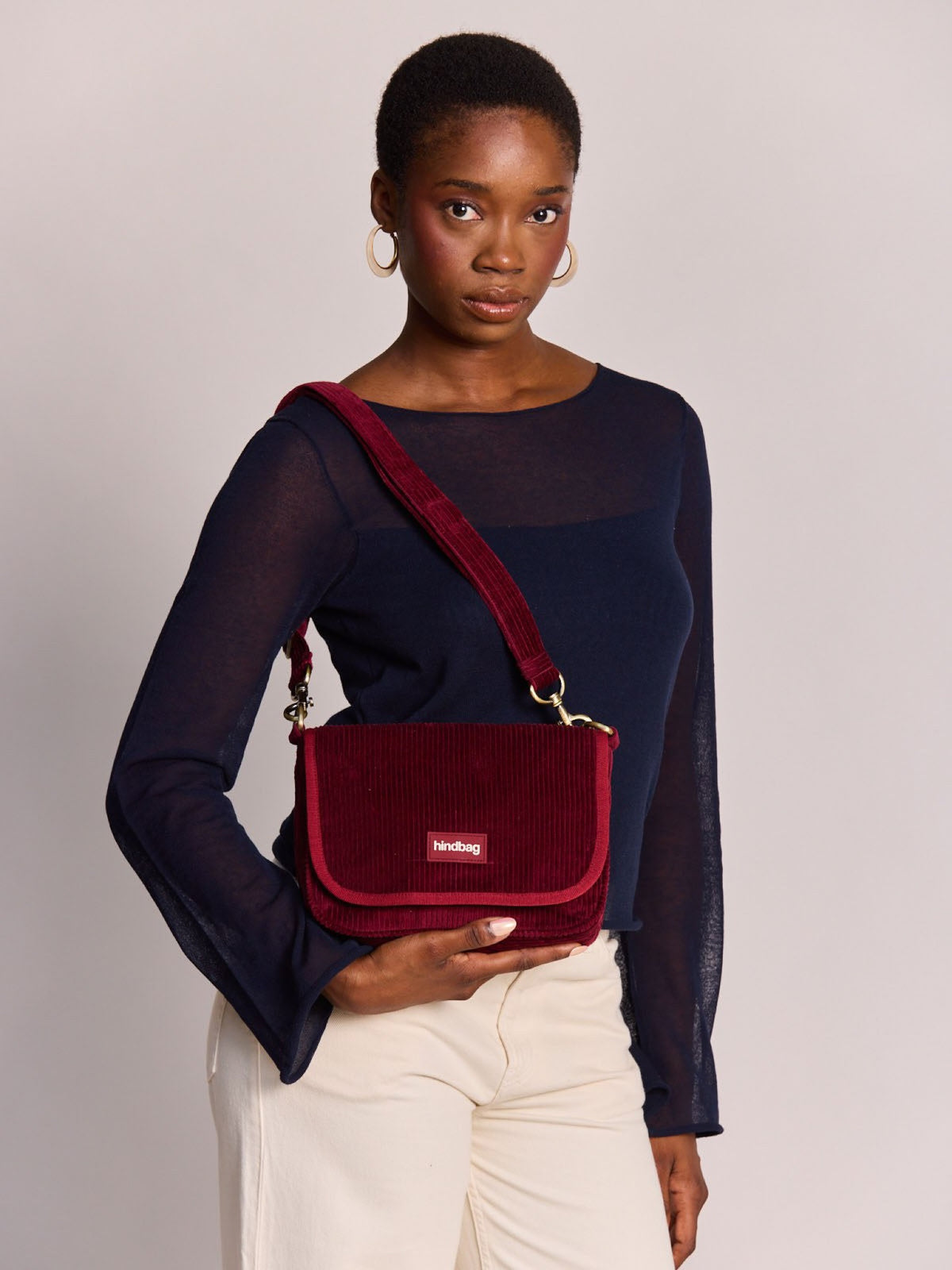 Hindbag Margault Sac bandoulière à rabat, velours ou tartan — Hindbag — Velours bordeaux — porté | Appart 17 Bruxelles