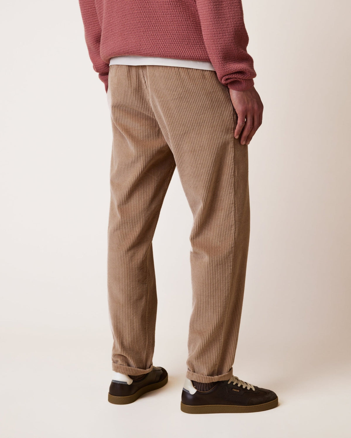 DREUILLE Pantalon en velours côtelé, taille élastique — FAGUO — Beige foncé — porté 5 | Appart 17 Bruxelles