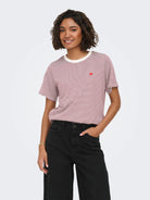 JDYPISA T-shirt col rond en coton bio à imprimé — JDY — Cloud Dancer / Windsor Wine Stripes — porté, vue de face | Appart 17 Bruxelles