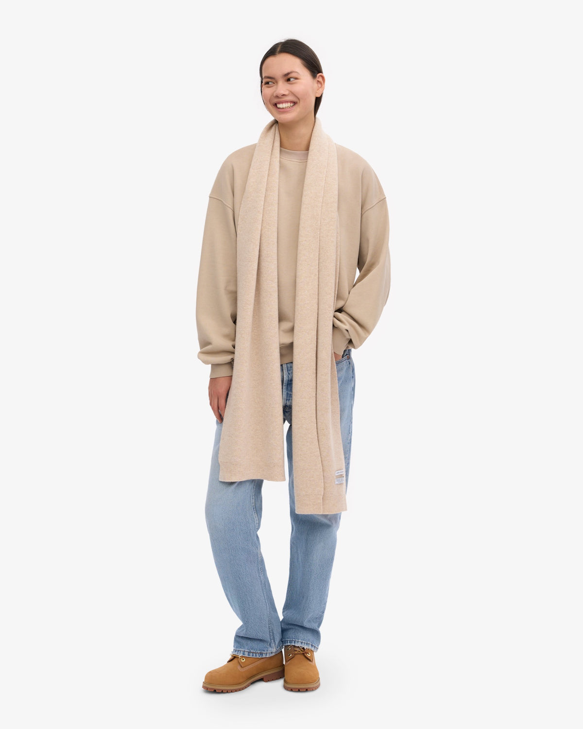 Colorful Standard Merino Wool Scarf Écharpe laine mérinos recyclée — Colorful Standard — Ivory White — porté de profil 2 | Appart 17 Bruxelles