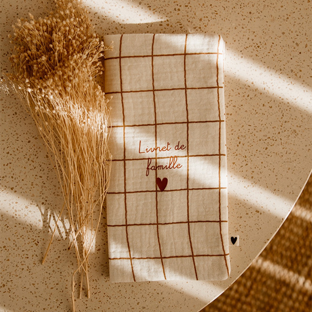 Protège livret de famille en gaze de coton brodé — Atelier Wagram — Grands carreaux « Livret de famille » — autre vue 2 | Appart 17 Bruxelles