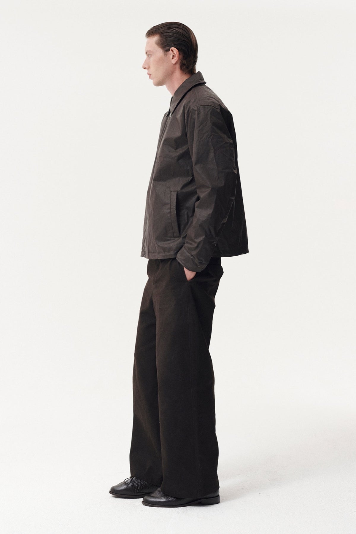 ZIP UP Veste imperméable en toile cirée, col velours amovible — Welter Shelter — Chocolate — porté 2 | Appart 17 Bruxelles