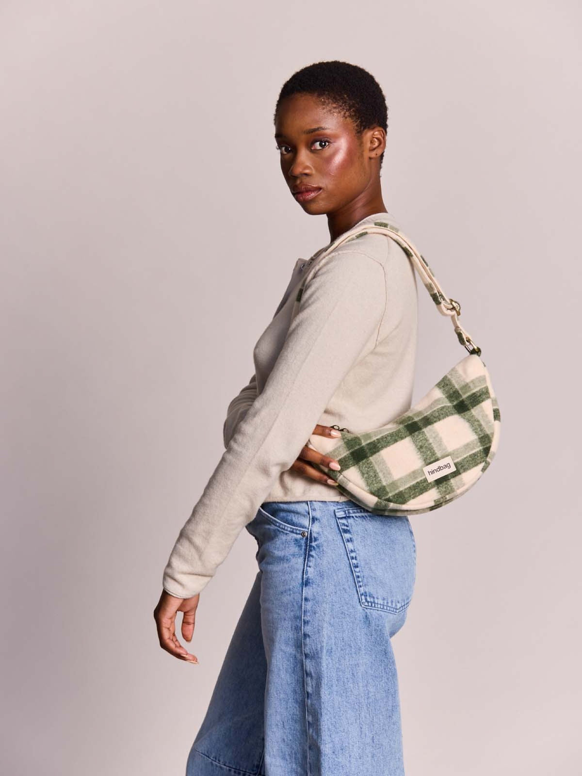 Hindbag Andrea Sac demi-lune d'hiver, velours, tartan ou effet laine — Hindbag — Tartan vert — porté 2 | Appart 17 Bruxelles