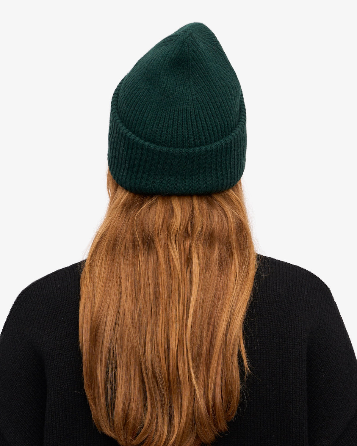 Colorful Standard Merino Wool Hat Bonnet côtelé à large revers laine mérinos — Colorful Standard — Emerald Green — porté, vue de dos 4 | Appart 17 Bruxelles