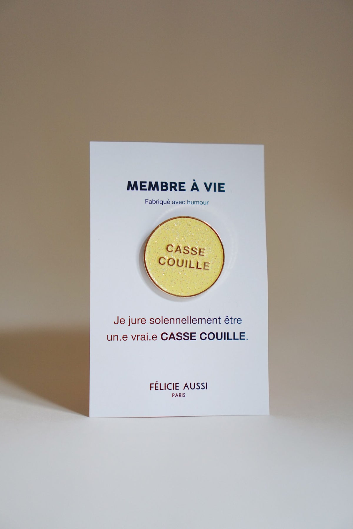 Pin's « Casse couille » — Félicie Aussi — Jaune pailleté — photo produit | Appart 17 Bruxelles